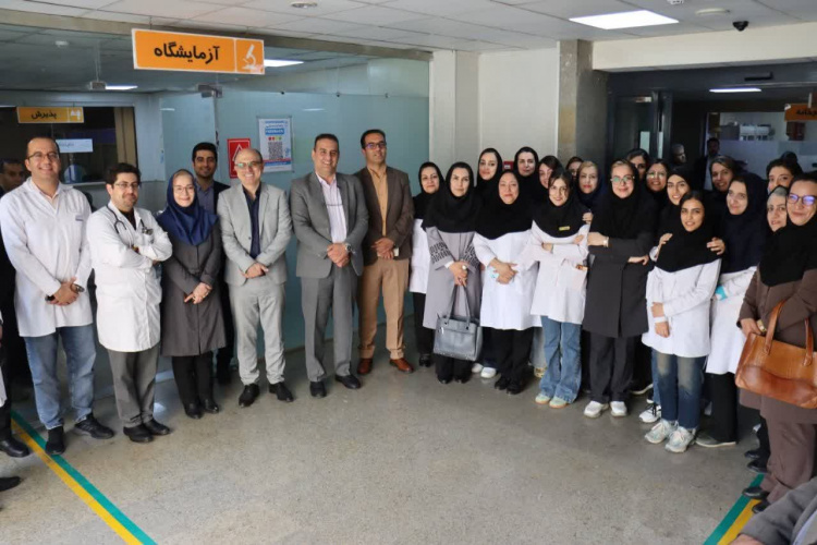 تجلیل از دیده‌بانان گمنام نظام سلامت؛ حضور رئیس دانشگاه علوم پزشکی اراک در میان سپیدپوشان علوم آزمایشگاهی